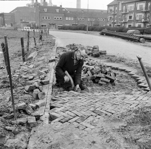 60238 Afbeelding van een stratenmaker bezig met bestratingswerkzaamheden aan de Keulsekade te Utrecht ter hoogte van de ...